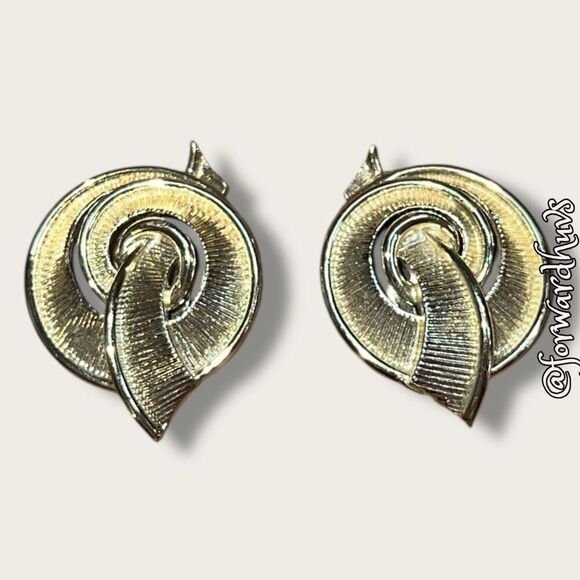 Vintage Lisner Gold-Tone Non-Pierced Earrings - Picture 3 of 9